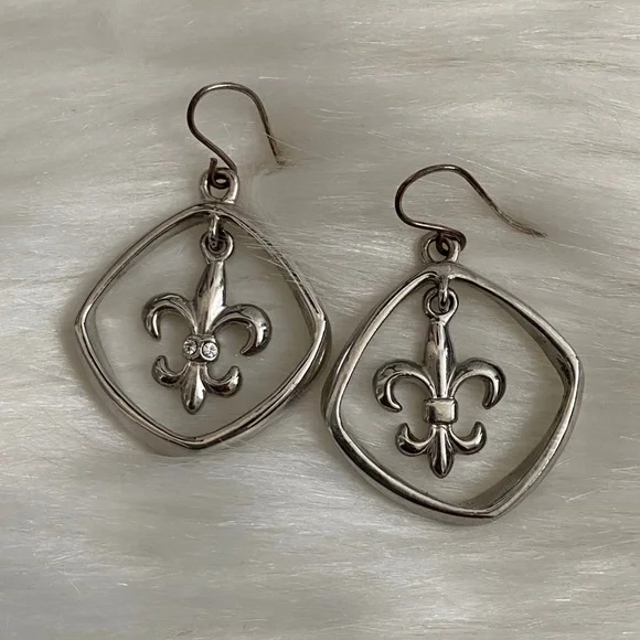 Beautiful Silver Fleur de lis dangle earrings with Crystal Accents - Picture 1 of 5